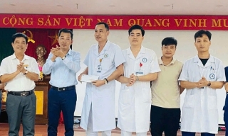 Tuyên dương y bác sĩ bị hành hung vẫn ép tim cứu trẻ
